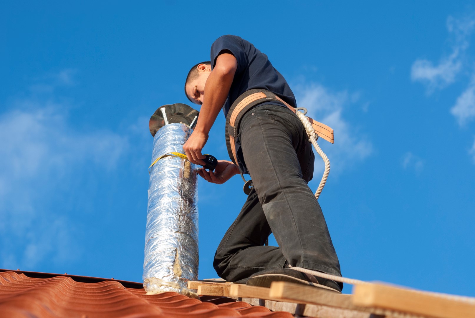 installer wraps the air duct with mineral wool and foil